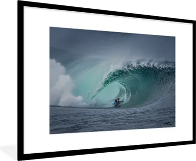 Produktbild von MuchoWow® Gerahmtes Poster Surfer in großer Welle 90x60 cm - Poster mit Schwarzem Bilderrahmen Wandposter Rahmen Foto Bilder - Wanddekoration - Fotos
