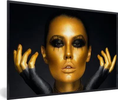 Produktbild von MuchoWow® Gerahmtes Poster Frau - Porträt - Gold - Luxus - Schwarz 90x60 cm - Poster mit Schwarzem Bilderrahmen Wandposter Rahmen Foto Bilder - Fotorahmen - Foto-Plakat