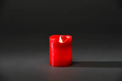 Produktbild von Konstsmide - LED Echtwachskerze, rot, zerlaufene Wachsoptik, mit an/aus Schalter und Lichtsensor, 10 cm, 2 warm weiß flackernde Dioden, batteriebetrieben, Innen, 2 x AA 1.5V (exkl.); 1967-550