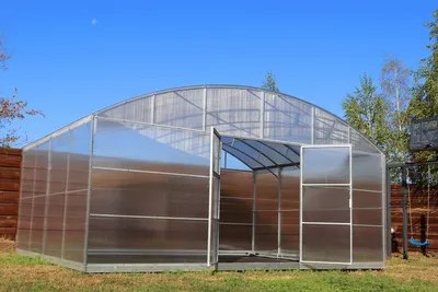 Obrázek produktu pro Skleník o rozměrech 5,5 x 4 metry s polykarbonátovými panely o tloušťce 4 mm od společnosti Garten Dream