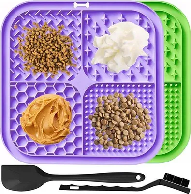 Produktbild von Famanu Set von 2 Leckmatten mit Saugnäpfen, inklusive Bürste und Spatel für die Hundepflege