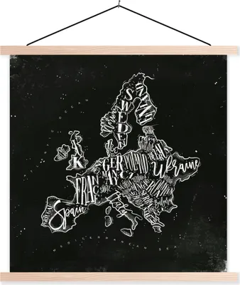 Produktbild von MuchoWow® Textilposter Karte - Europa - Schwarz - Weiß 120x120 cm mit holzfarbenen Rahmen - Textil-Poster