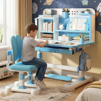Imagen del producto de Conjunto de escritorio y silla infantil funcional, con un escritorio que se puede inclinar hasta 50 grados, un cajón de almacenamiento y estanterías. Escritorios con altura ajustable para niños de 6 a 12 años, color azul