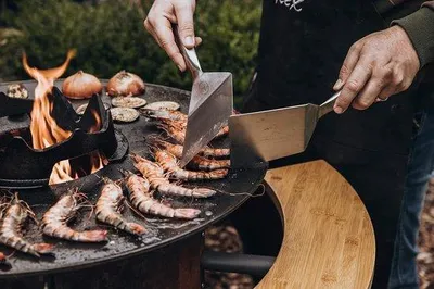 Produktbild von Famanu BBQ-Spatel 58 cm – aus Edelstahl für Grillplatten – Zubehör für Hamburgergrillen