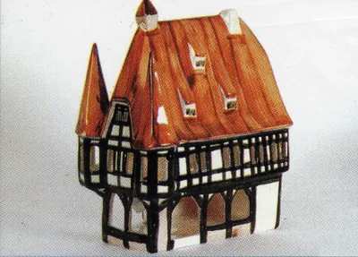 Rathauses Michelstadt, im Stil eines Fachwerkhauses, das Dach ist rotbraun, das Fachwerk schwarz.
