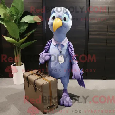 Produktbild von Lavendel-Papagei-Maskottchen-Kostümfigur REDBROKOLY mit Bootcut-Jeans und Aktentasche