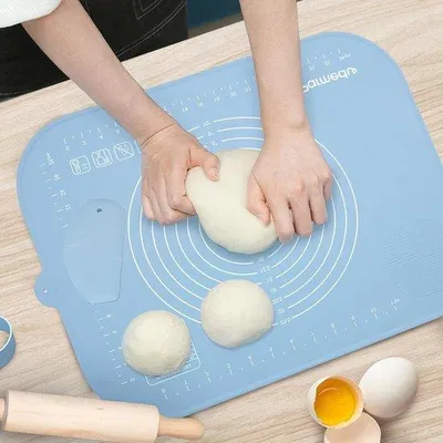 Produktbild von Famanu Silikonbackmatte - antihaftbeschichtet, hitzebeständig, mit Gebäckschneider
