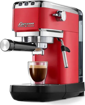 Produktbild von Tchibo Siebträger Espressomaschine "Lapressa" (15 bar, 980ml Wassertank), Pre-Infusion Technologie, mit 2-Tassen-Funktion und Milchschaumdüse, inkl. zwei doppelwandigen Sieben (Rot)