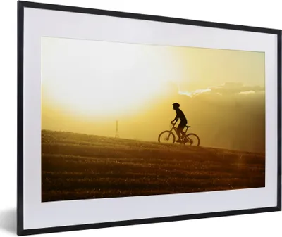 Produktbild von MuchoWow® Gerahmtes Poster Mountainbiker fährt auf einem Mountainbike ab 60x40 cm - Poster mit Schwarzem Bilderrahmen Wandposter Rahmen Foto Bilder - Schlafzimmer - Plakat in Rahmen - Drucken