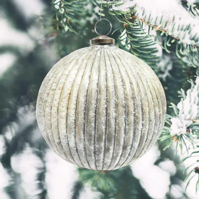 Produktbild von Premium Weihnachtskugel, rund silber matt gerillt - handgemacht in Indien,Ø21cm