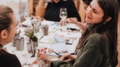Produktbild von Jochen Schweizer Aquarellkurs München mit Weinprobe; Erlebnis verschenken oder selbst erleben;  Gutschein gültig für 1 Person Gruppengröße: 10-30 Personen