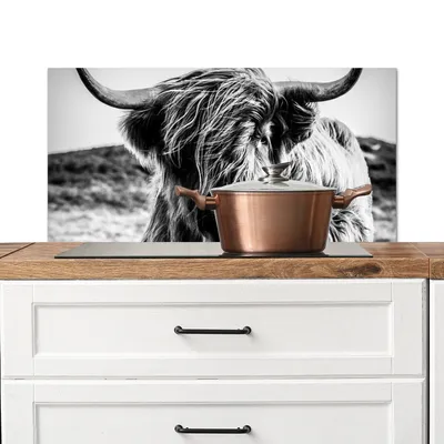 Produktbild von KitchenYeah®  Spritzschutz Küche - Küchenrückwand - Wandschutz für Herd und Spüle - Schottisches Hochlandrind - Natur - Kuh - Schwarz - Weiß 90x45 - Alu-Dibond (Alternative zum Spritzschutz aus Glas)
