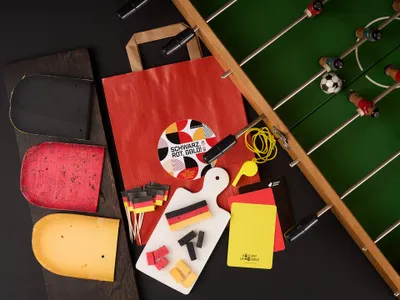 Produktbild von WM Snackset | Käse in Schwarz Rot Gold | 3 Käsesorten + Fan-Paket | mind. 750g Käse | Geschenk für Fußballfans