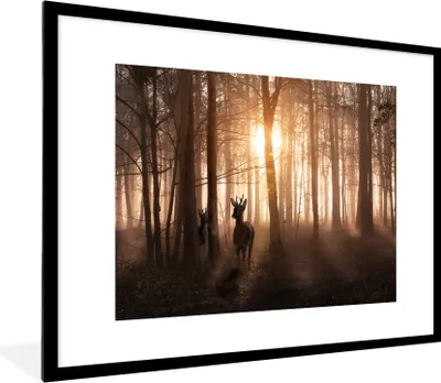 Produktbild von MuchoWow® Gerahmtes Poster Wald - Hirsche - Sonne - Bäume - Winter - Natur - Tiere 80x60 cm - Poster mit Schwarzem Bilderrahmen Wandposter Rahmen Foto Bilder - Schlafzimmer-Dekorationen - Fotoposter