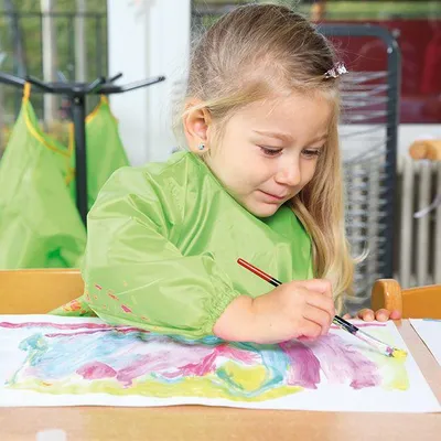 Image de Beleduc Tablier de peinture vert pour enfants - Peinture et bricolage