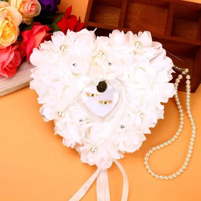 Produktbild von Inovra – Ringkissen für Trauringe, Herzform – Hochwertiger Schaumstoff – Weiße Dekoration – Hochzeit – Wiederverwendbar – Elegant verziert – Ringbox