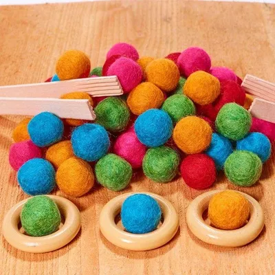 Immagine prodotto di Set di palline di feltro - 64 pezzi di giocattoli e decorazioni colorate
