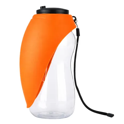 Orange Hundetrinkflasche 680 ml mit Silikonnapf auf Weiß