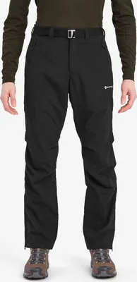Schwarze Trekkinghose "MEN"S TERRA PANTS" von Montane; getragen von einem Mann mit langem Armshirt.