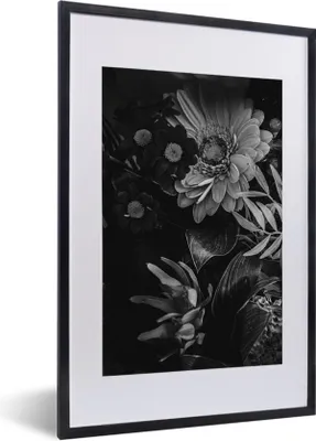 Produktbild von MuchoWow® Gerahmtes Poster Blumenstrauß - Stilleben - Blumen - Pflanzen - Rot 40x60 cm - Poster mit Schwarzem Bilderrahmen Wandposter Rahmen Foto Bilder - Poster in Rahmen