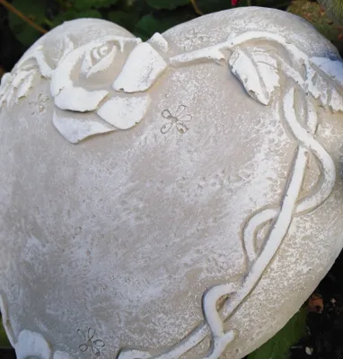 Produktbild von Herz Grabherz mit Rosen Rosenranke Grabschmuck Gedenkstein Dekoherz grau/weiß 14,5cm