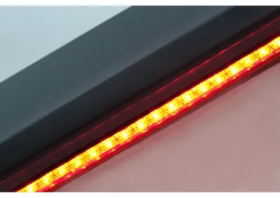 Image de Spoil arrière pour VW Golf VI (à partir de 2008), design R20, avec éclairage de freinage LED.
