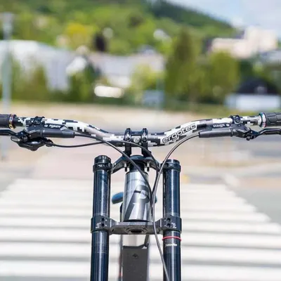 Imagen del producto de Manillar Ergotec Riser 50 Pixel Edition - Manillar para bicicleta de montaña, 800 mm, aluminio 7050, nivel de seguridad...