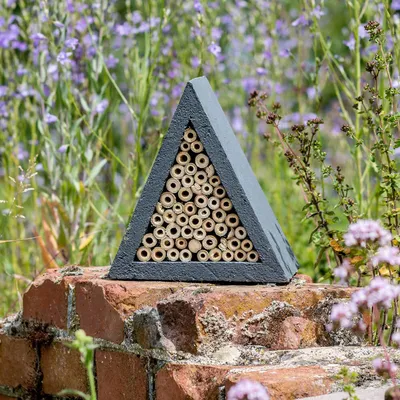Produktbild von CJ Wildlife Insektenhotel - Wildbienenhotel - WoodStone (Holzbeton) & Holz ( 100%) - grau - zum Aufhängen - für Solitärbienen