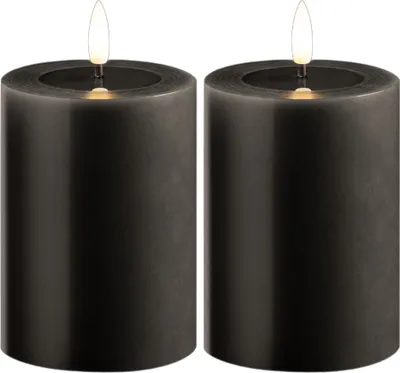 Produktbild von 2er Set Stumpenkerzen LED grau klein - Echtwachskerze mit beweglicher Flamme flackernd mit Echtwachspiegel - Timerfunktion für 6 Stunden warmweißes Licht 7,5cm ø 10cm Höhe - 2 AA Batterien nötig