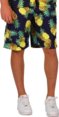 Ein Mann trägt eine schwarze Shorts mit gelbem Ananasmuster, kombiniert mit weißen Sportschuhen.