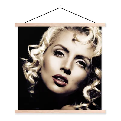 Produktbild von MuchoWow® Textilposter Frau - Vintage - Lippenstift - Blond - Locken 40x40 cm mit holzfarbenen Rahmen - Posterleiste