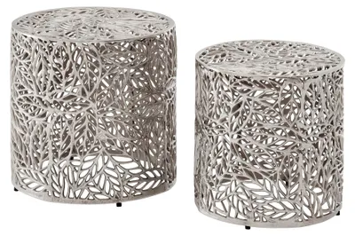 Satztisch Aluminium 2er-Set in Silber mit Blattmuster, Gesamtansicht beider Tische nebeneinander.