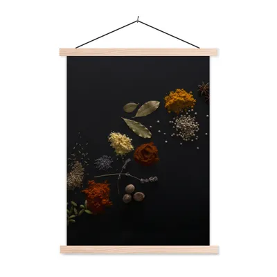 Produktbild von MuchoWow® Textilposter Kräuter - Schwarz - Gewürze - Küche - Kochen 40x53 cm mit holzfarbenen Rahmen - Schlafzimmer