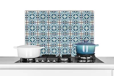 Produktbild von KitchenYeah®  Spritzschutz Küche - Küchenrückwand - Wandschutz für Herd und Spüle - Blau - Muster - Kacheln 60x40 - Alu-Dibond (Alternative zum Spritzschutz aus Glas) - Hitzebeständig - Herdspritzschu