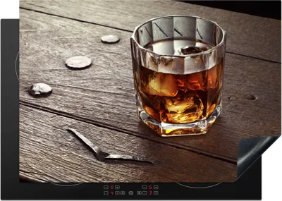 Produktbild von KitchenYeah© Herdabdeckplatte Glas mit Whisky auf einem Holztisch , 75x52cm, Küche Deko, Glaskeramikkochfeld Herdabdeckung, Abdeckplatte fùr Kochfeld