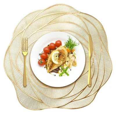 Produktbild von Set aus 8 runden goldenen Platzdeckchen mit rosa Blumen