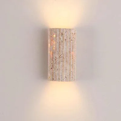 Image de Applique murale minimaliste en pierre naturelle, avec un faisceau lumineux orientable vers le haut et vers le bas, idéale pour les chambres, les salons, les entrées et autres pièces.