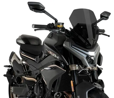 Imagen del producto de PUIG: Deflector homologado para motos deportivas sin carenado CFMOTO, modelo "dunkelrauch"