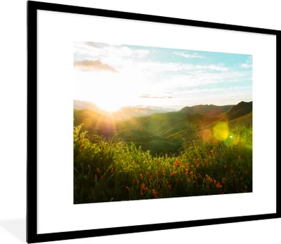 Produktbild von MuchoWow® Gerahmtes Poster Hügel - Sonnenuntergang - Gras - Grün 80x60 cm - Poster mit Schwarzem Bilderrahmen Wandposter Rahmen Foto Bilder - Schlafzimmer-Dekorationen - Fotoposter