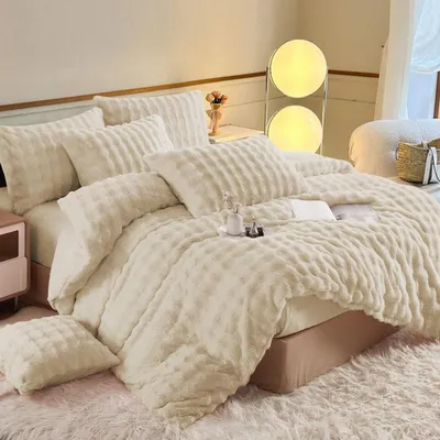 Productafbeelding van Pluizige beddengoedset, 155x220 cm, beige, 3-delig, met 2 kussenslopen van 80x80 cm. Imitatie konijnenbont, warm en zacht voor de winter