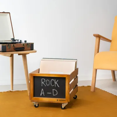 Produktbild von Navaris Holz Schallplatten Kiste mit Kreidetafel - mit Rädern - 42,9 x 34,4 x 28 cm - für bis zu 80 LPs - Vinyl Aufbewahrung Holzkiste - Braun