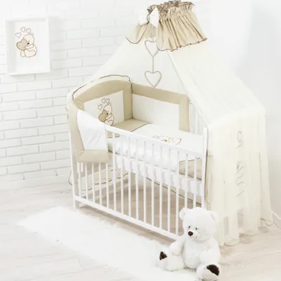Produktbild von Pościel dziecięca komplet 10 sztuk bez łóżeczka do łóżeczka w rozmiarze 60x120 wykonana w 100% z bawełny z haftowanym misiem z sercem w komplecie z moskitierą ciemny beż