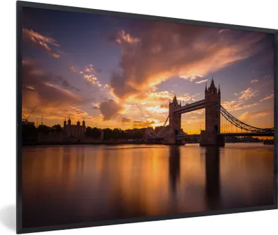 Produktbild von MuchoWow® Gerahmtes Poster Bunte Farben am Himmel über der Tower Bridge in London 90x60 cm - Poster mit Schwarzem Bilderrahmen Wandposter Rahmen Foto Bilder - Fotorahmen - Foto-Plakat