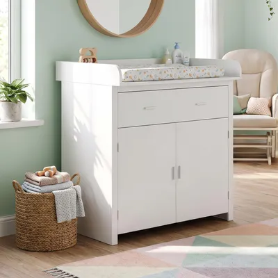 Productafbeelding van Wisselcommode 'Starler' met afneembaar verschoningkussen, lade en kast. Afmetingen: 104 x 96 x 77 cm. Kleur: wit