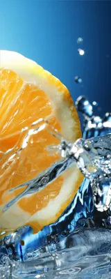Produktbild von Wallario selbstklebendes Poster - Orange in spritzigem Wasser vor blauem Hintergrund, Größe: 80 x 200 cm