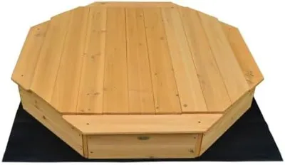 Imagen del producto de Caja de arena de madera, con 4 bancos integrados, tapa para la caja de arena e incluye una lámina protectora para el suelo. Dimensiones: 1305 x 1305 x 200 mm