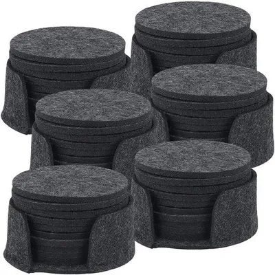 Zdjęcie produktu dla 60 sztuk filcowych podstawek pod kubki, okrągłe, o średnicy 10 cm, w ciemnoszarym kolorze. Grubość podstawek: 5 mm