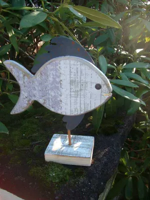 Produktbild von Maritimer Deko Aufsteller Fisch Holz + Eisen violett Handarbeit 24 cm