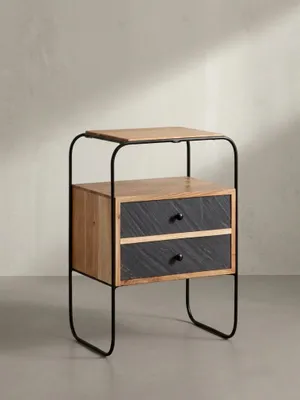 Industrieller Nachttisch in der 3/4-Ansicht, die die Tiefe von 30cm und die Kombination aus warmem Holz und kühlem Metall zeigt._#sku_SAFWL6.779#