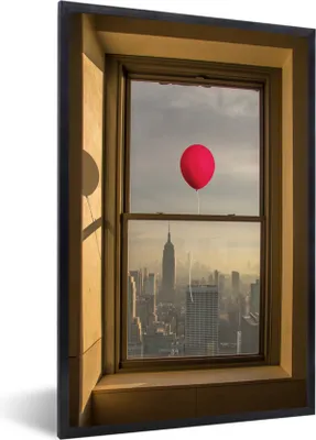 Produktbild von MuchoWow® MuchoWow® Gerahmtes Poster Roter Ballon fliegt an Fenster in New York vorbei 40x60 cm - Poster mit zchwarzem Bilderrahmen - Papierdruck - Wandbilder